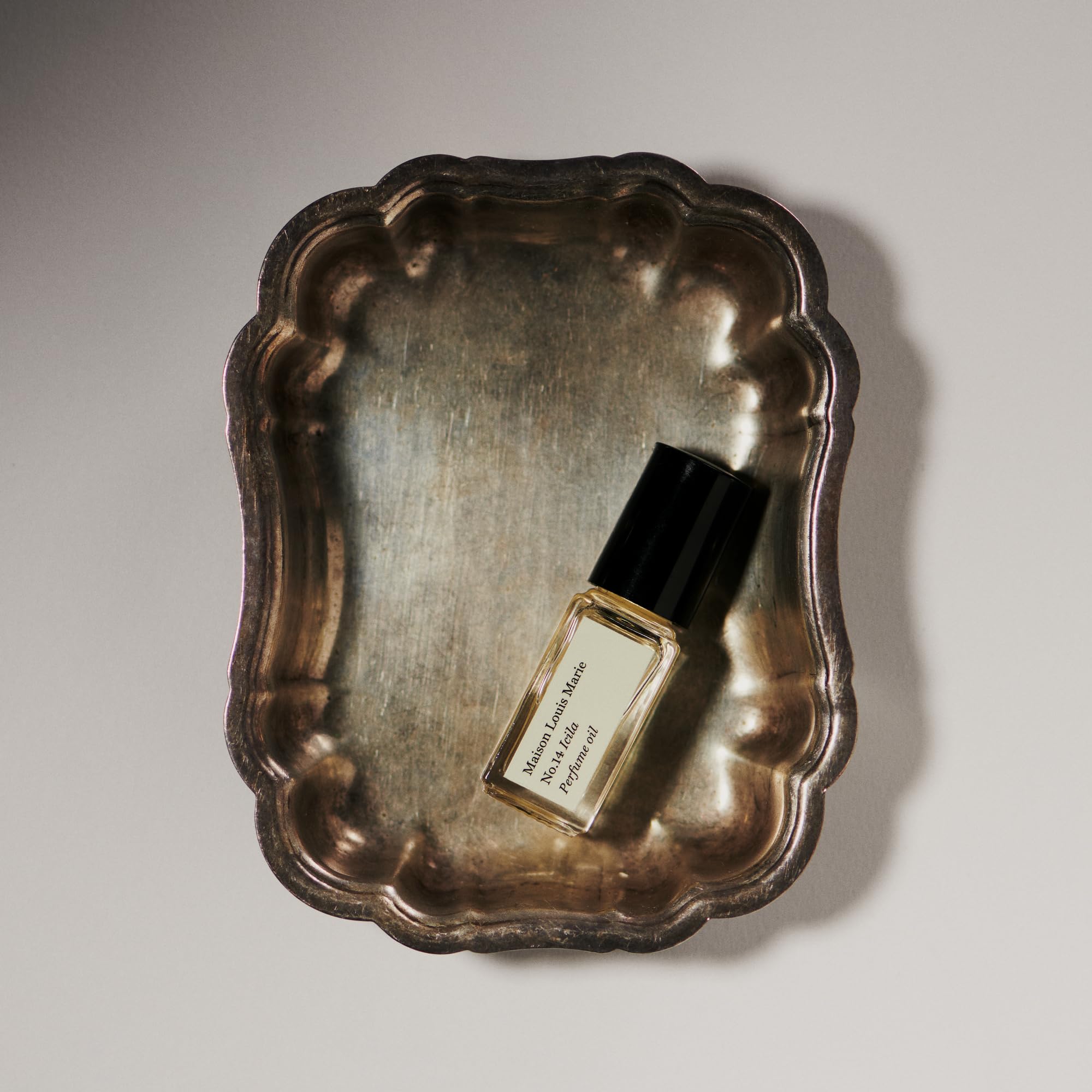 Icila travel-size perfume oil for discreet daily use