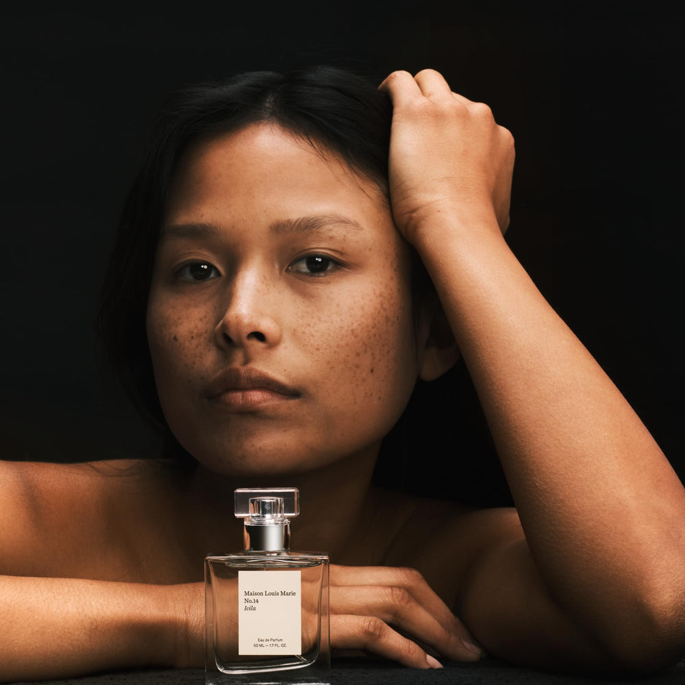 Icila top notes visual highlights ruby grapefruit and mandarin leaf for a bright opening.
