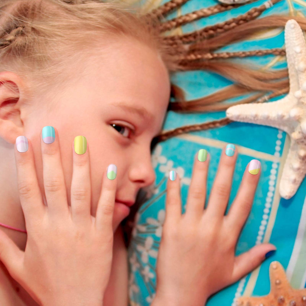 Maitys flamingo pattern nails for colorful summer looks