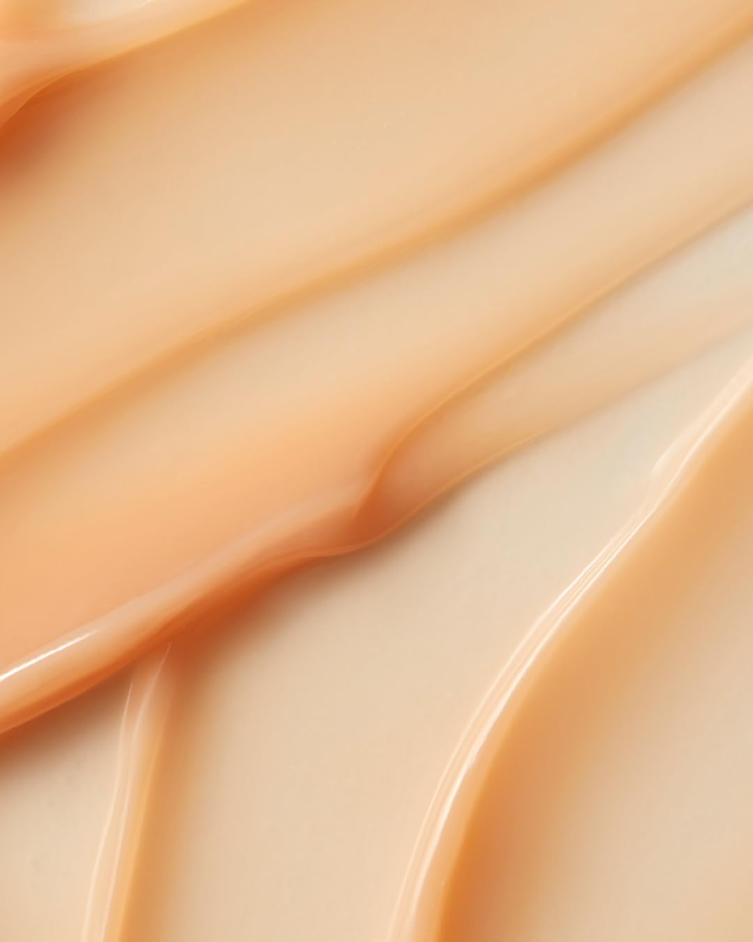 MAKE Lip Reset lip gloss-like shine shot conveys light reflection
