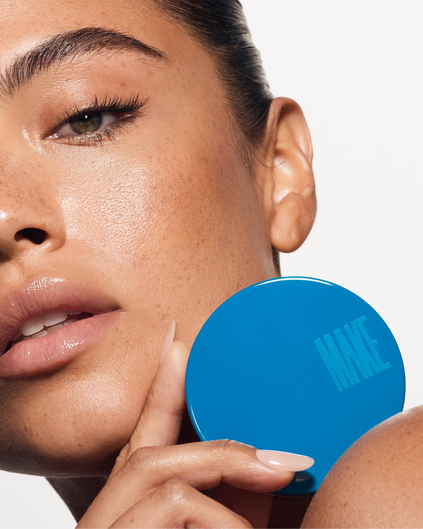 MAKE Beauty Skin Mimetic Bronzer Equinox with ceramides supports skin comfort.