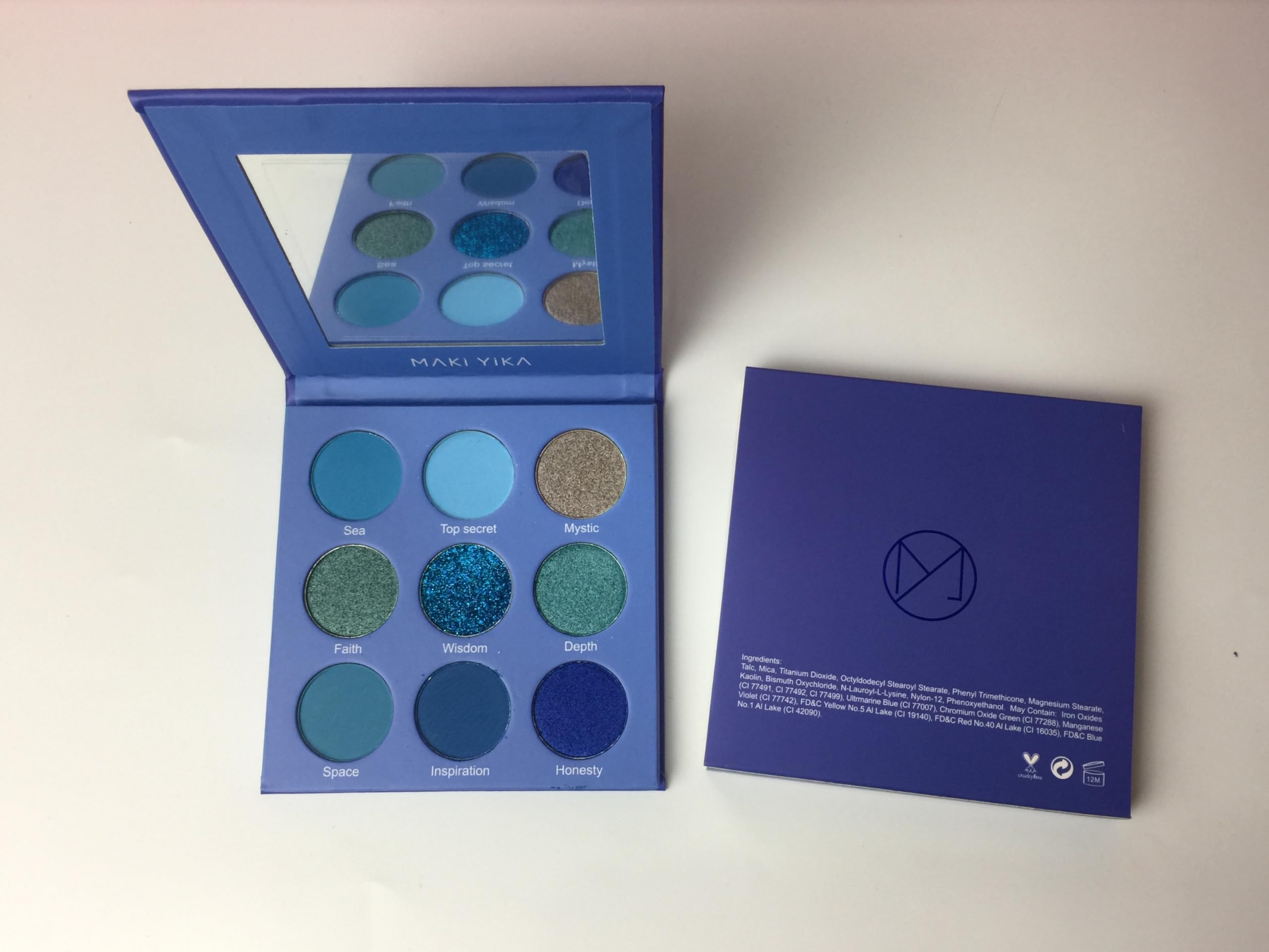MAKI YIKA blue eyeshadow palette easy to apply with brushes