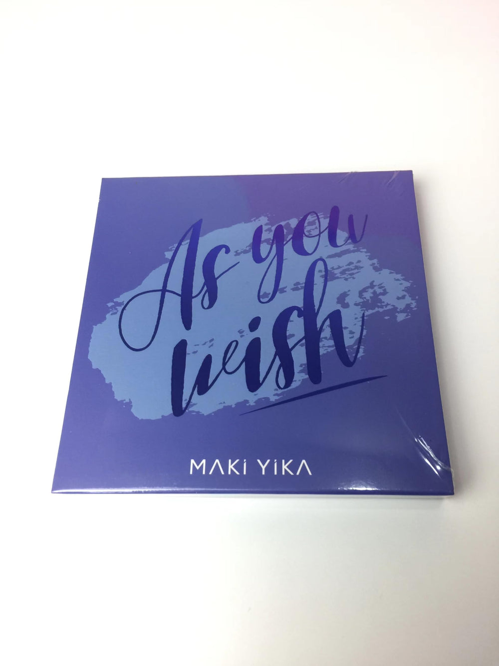 MAKI YIKA blue eyeshadow palette gift-ready packaging