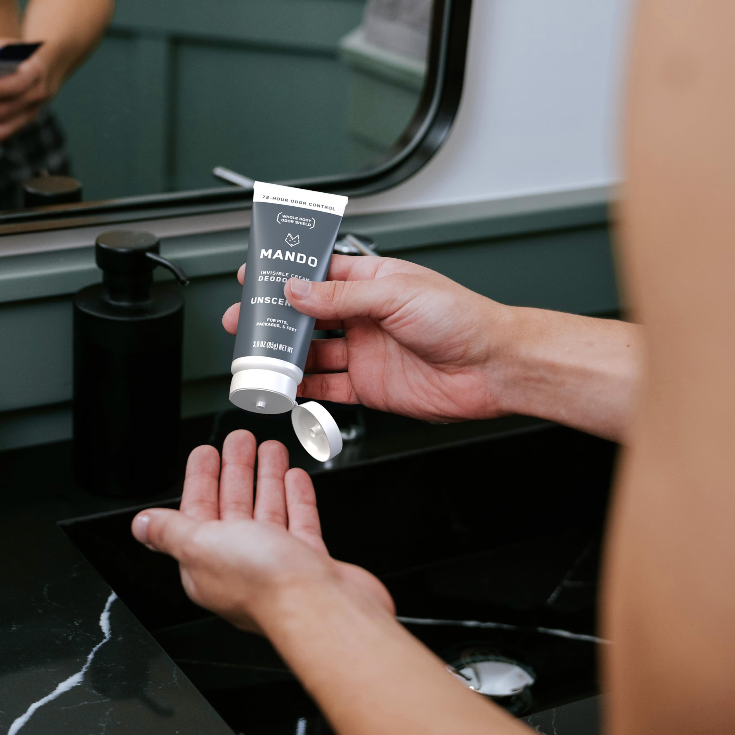Mando underarm application close-up shows easy, precise odor prevention.