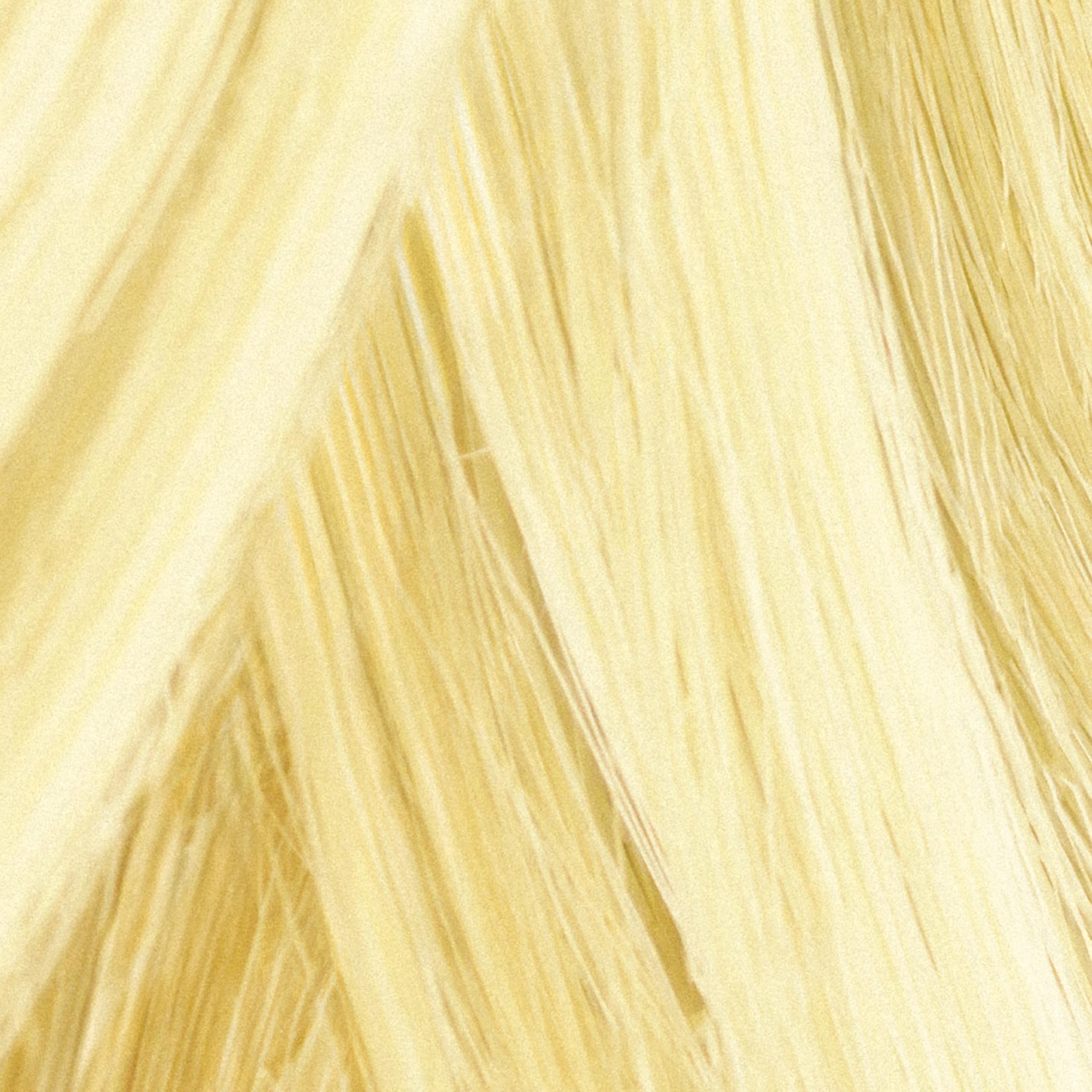 MANE Hair Thickening Fiber Spray Blond 200ml label close-up blends with light hair shade