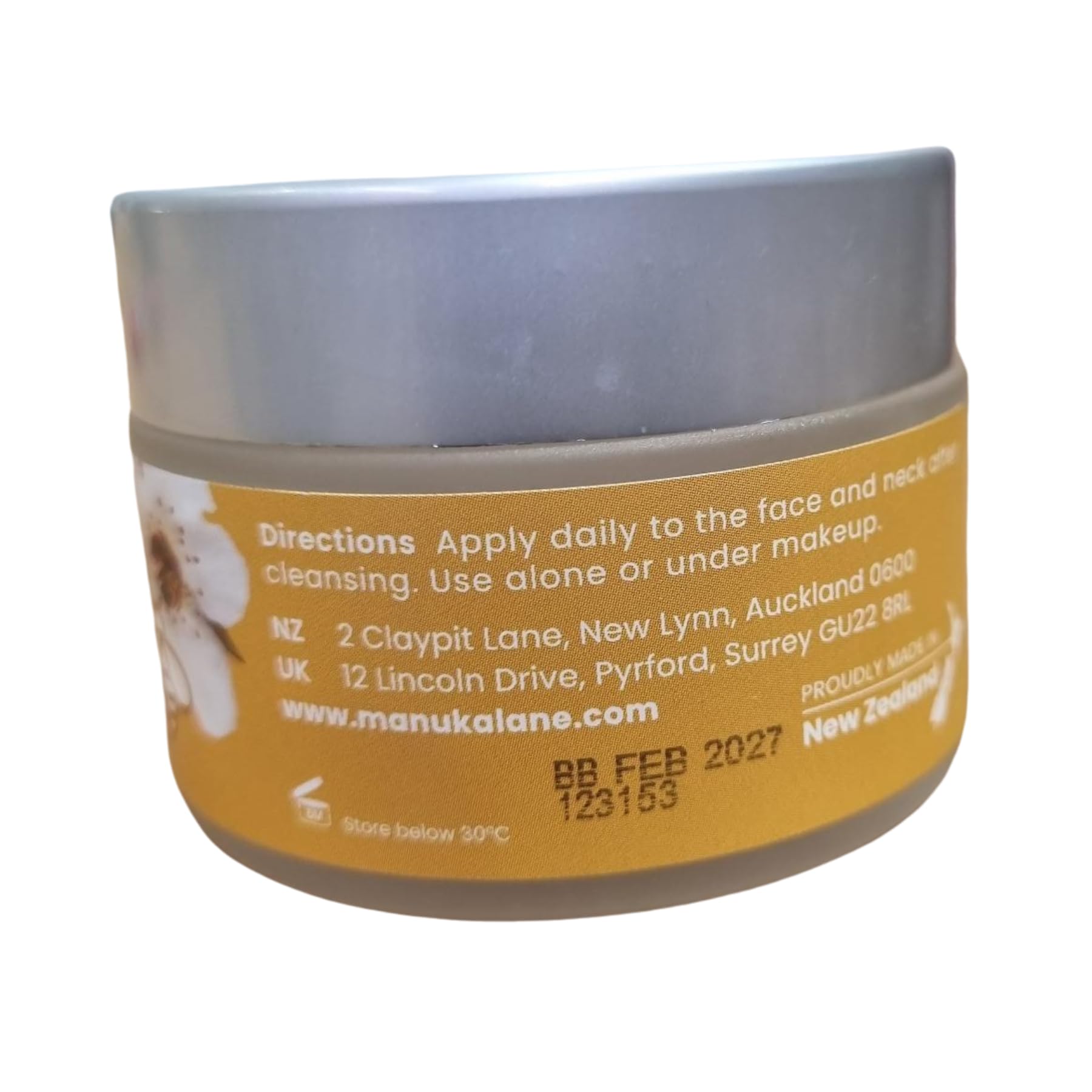 Manuka Lane Bee Venom ingredients close-up highlighting Manuka honey, shea, and cocoa for nourishment.