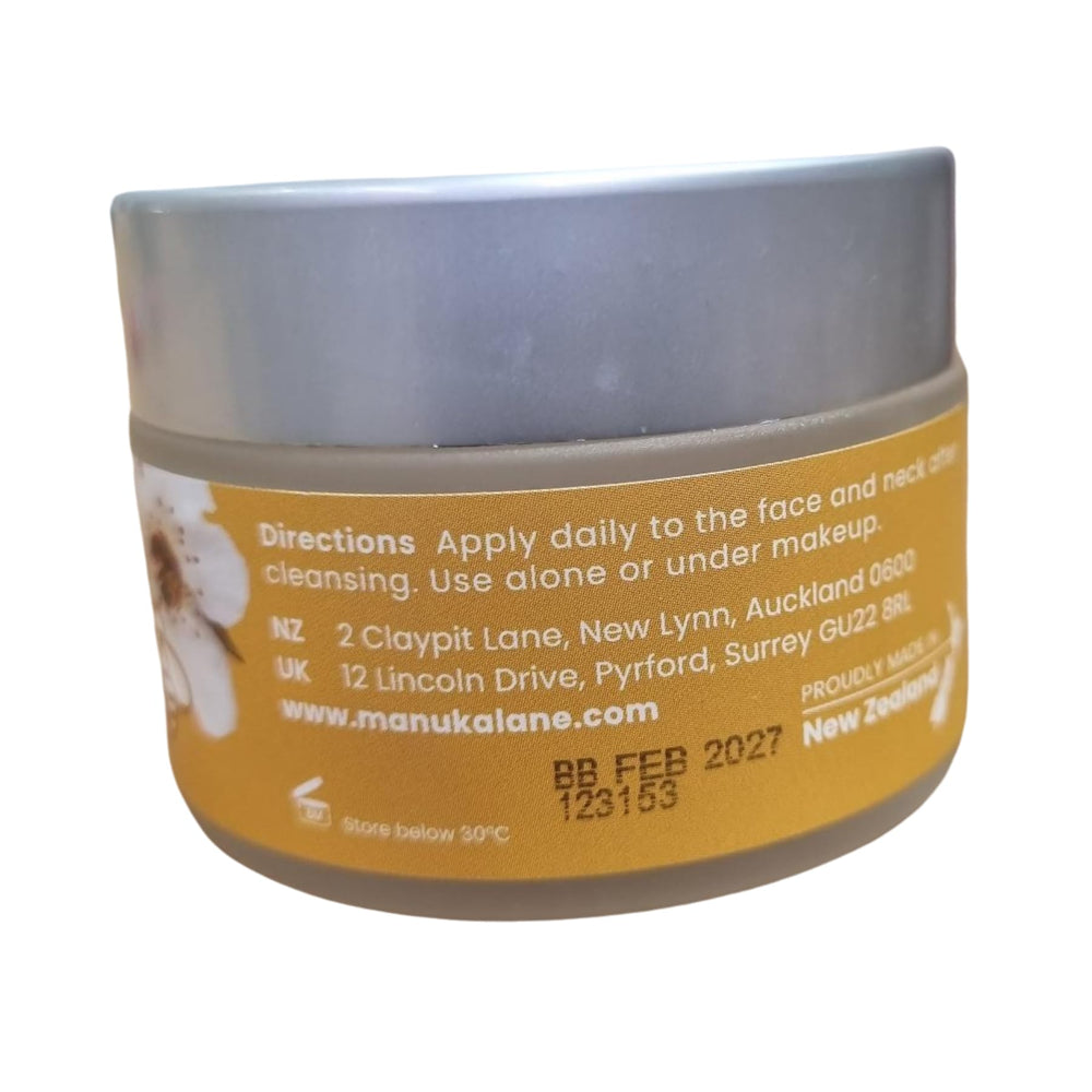 Manuka Lane Bee Venom ingredients close-up highlighting Manuka honey, shea, and cocoa for nourishment.