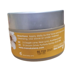 Manuka Lane Bee Venom ingredients close-up highlighting Manuka honey, shea, and cocoa for nourishment.