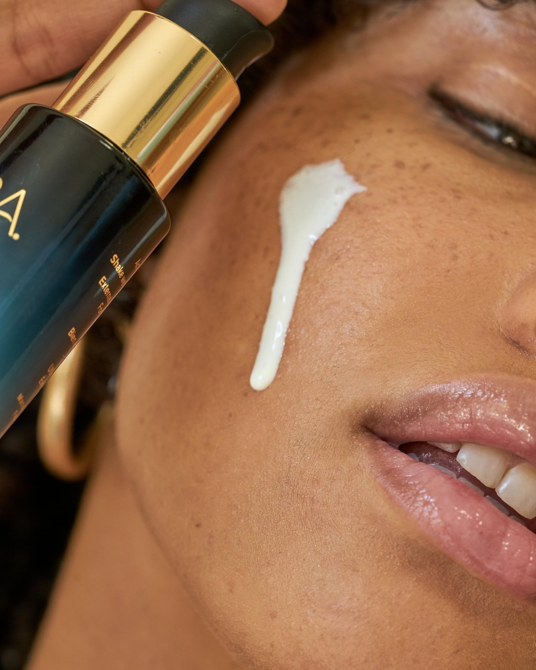 MARA Sea Kale Sunscreen Serum dewy finish gives a natural glow post application.