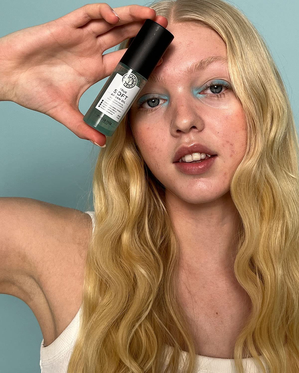 Maria Nila Cream Heat Spray protecting hair during heat styling.