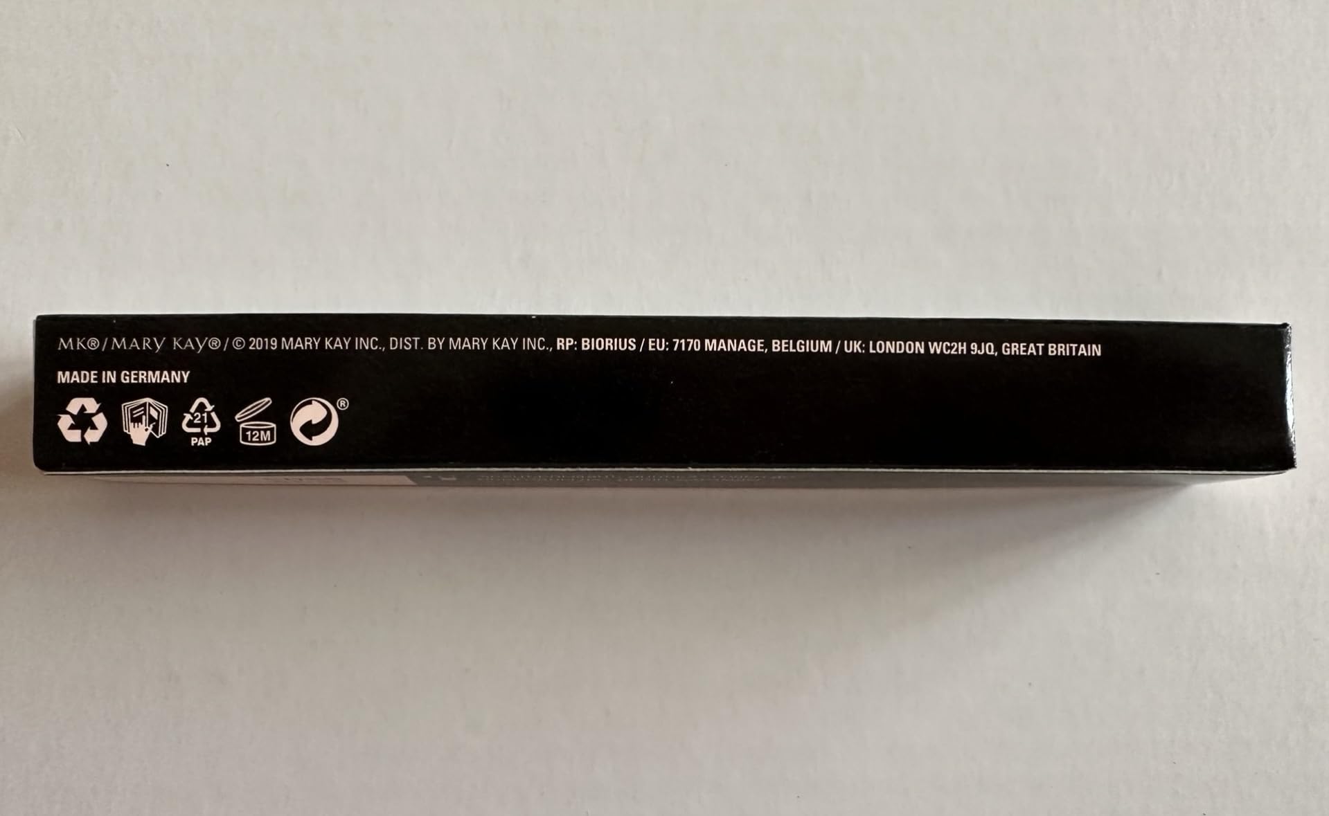 Mary Kay Signature Brow Liner Blonde packaging-closeup for portable storage.