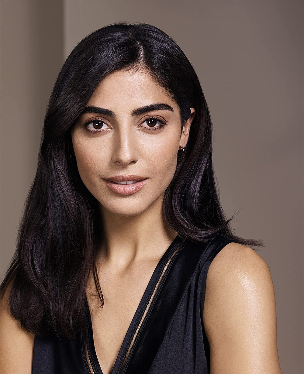 Max Factor Facefinity Golden 06 finish demonstrates luminous, lightweight coverage