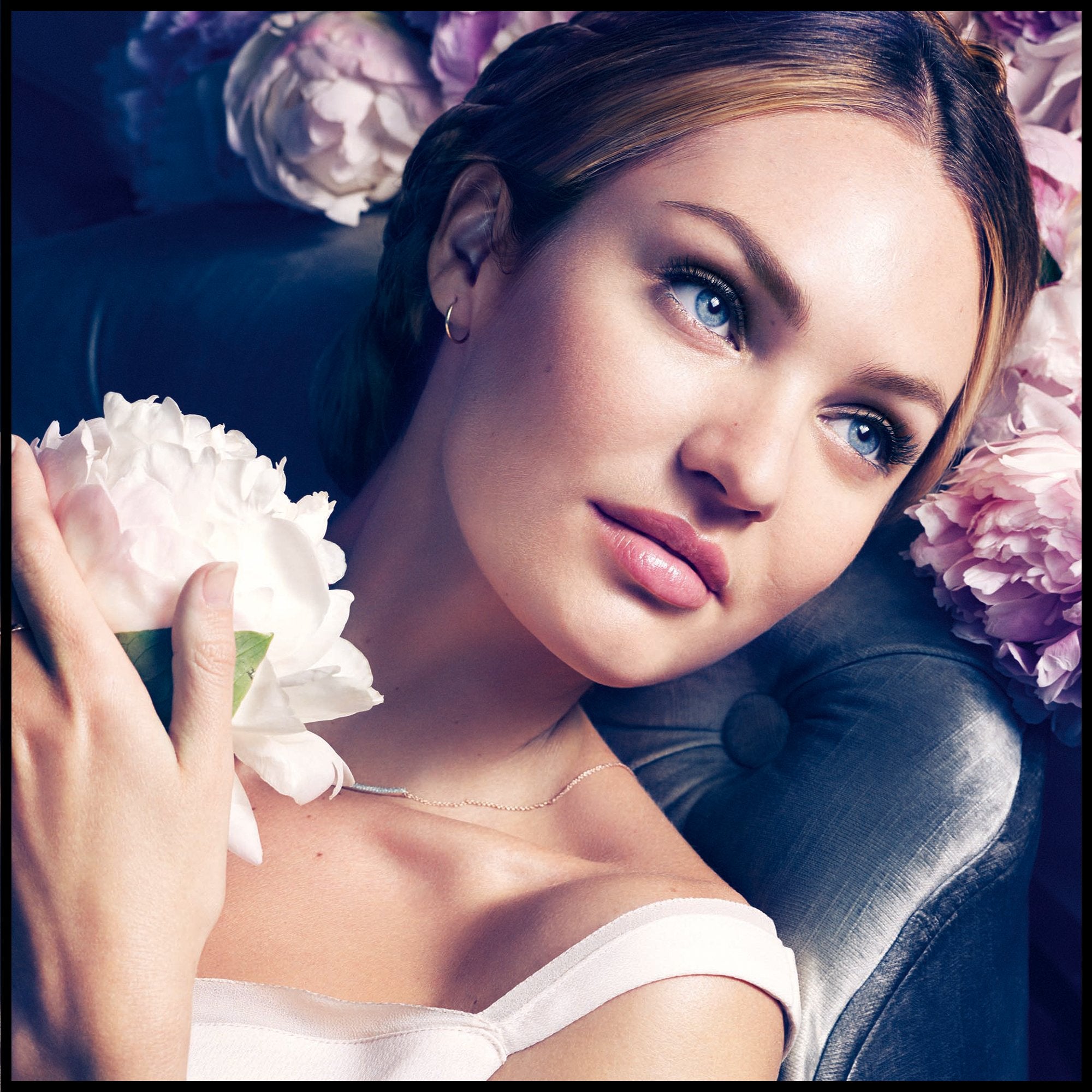 Application scene: smooth, even coverage with Max Factor Facefinity