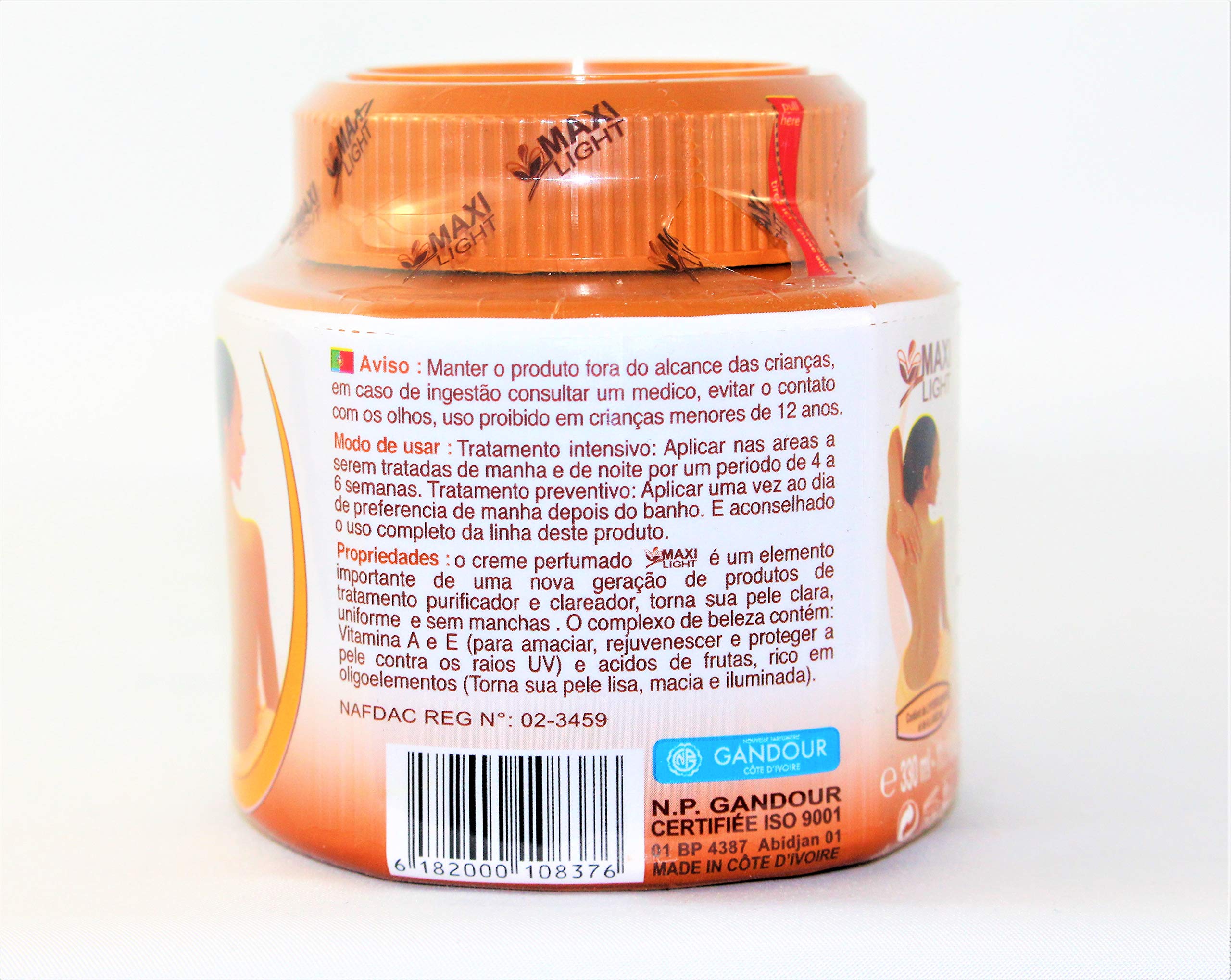 Maxi Light 325 ml bottle close-up cap, travel-friendly design for on the go hydration