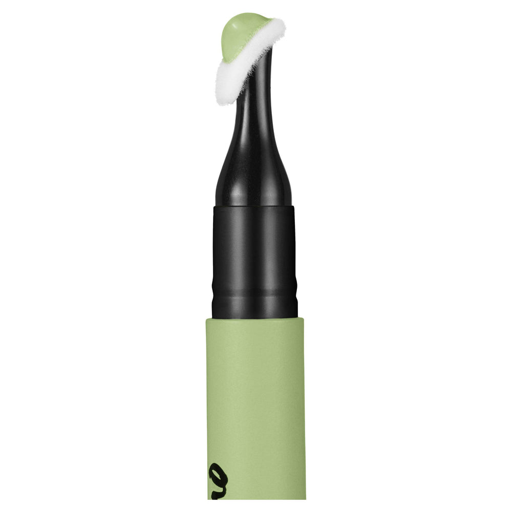 Maybelline Master Camo green cushioned applicator tip enables precise blending.