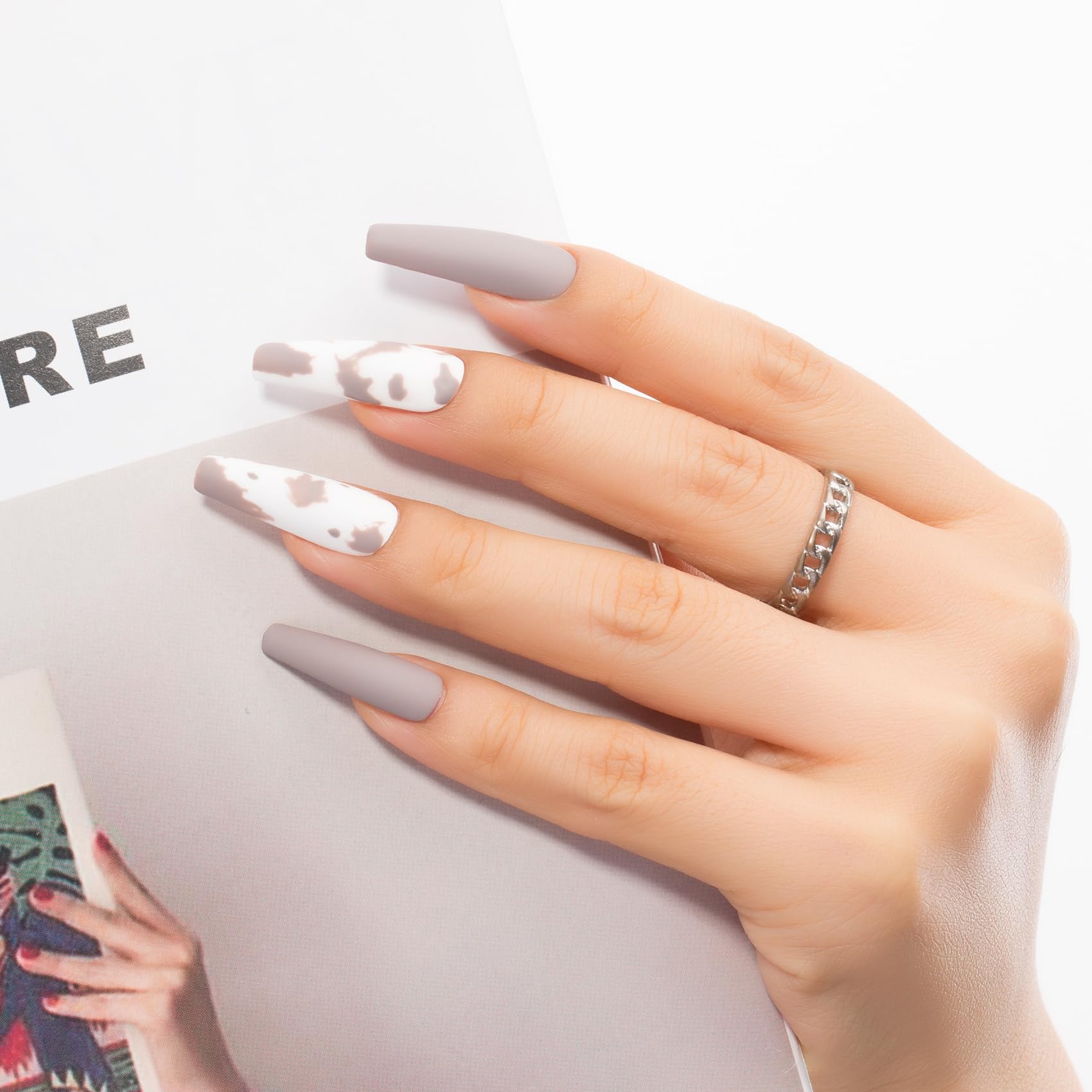 MAYCHAO top coat provides lasting gloss and protection.