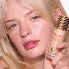 MCoBeauty Flawless Glow priming-base application on skin