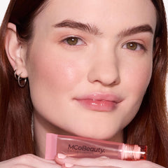 MCoBeauty lip oil enriched with squalane nourishes lips with luminous smoothness.