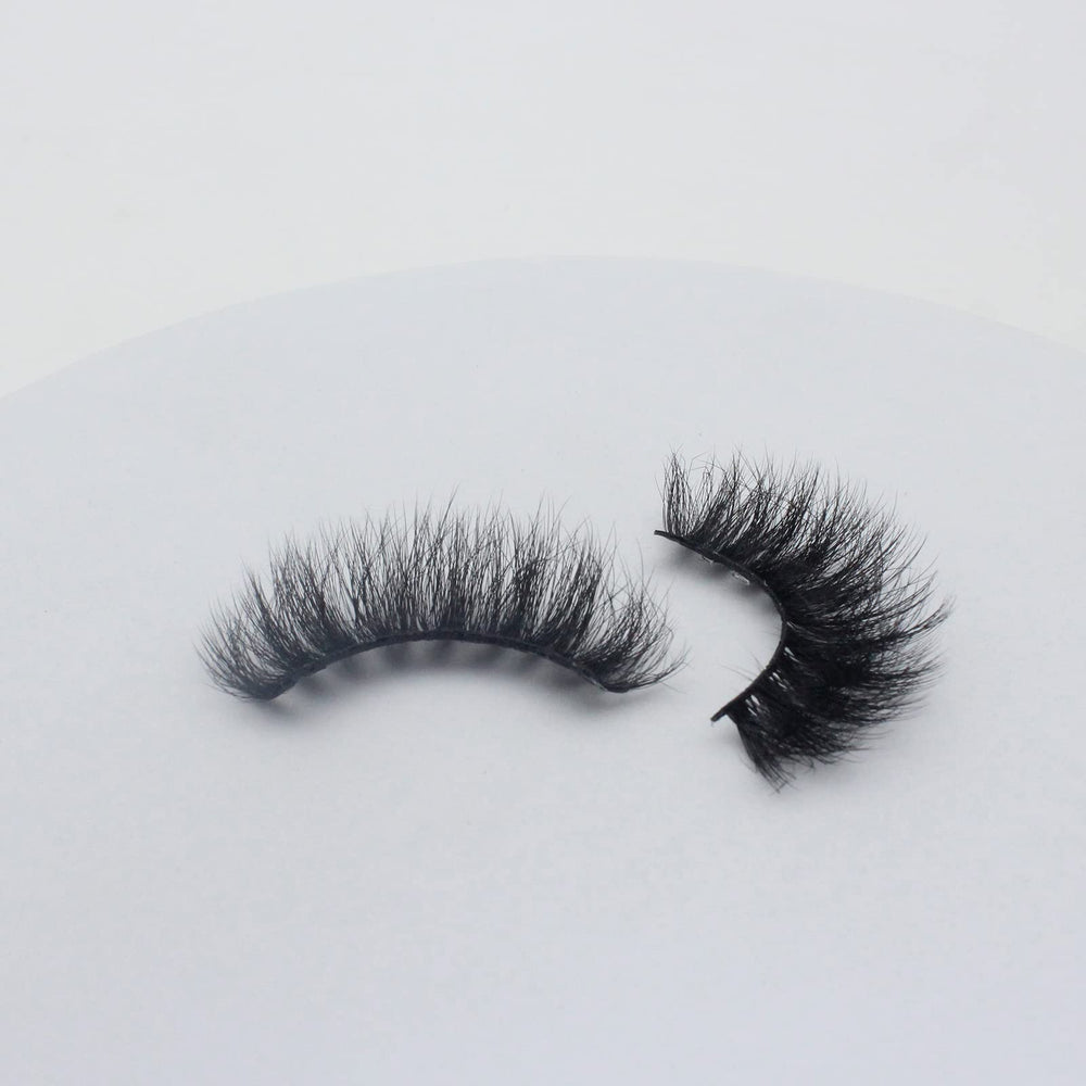 Mebver lashes with flexible cotton band for easy application.