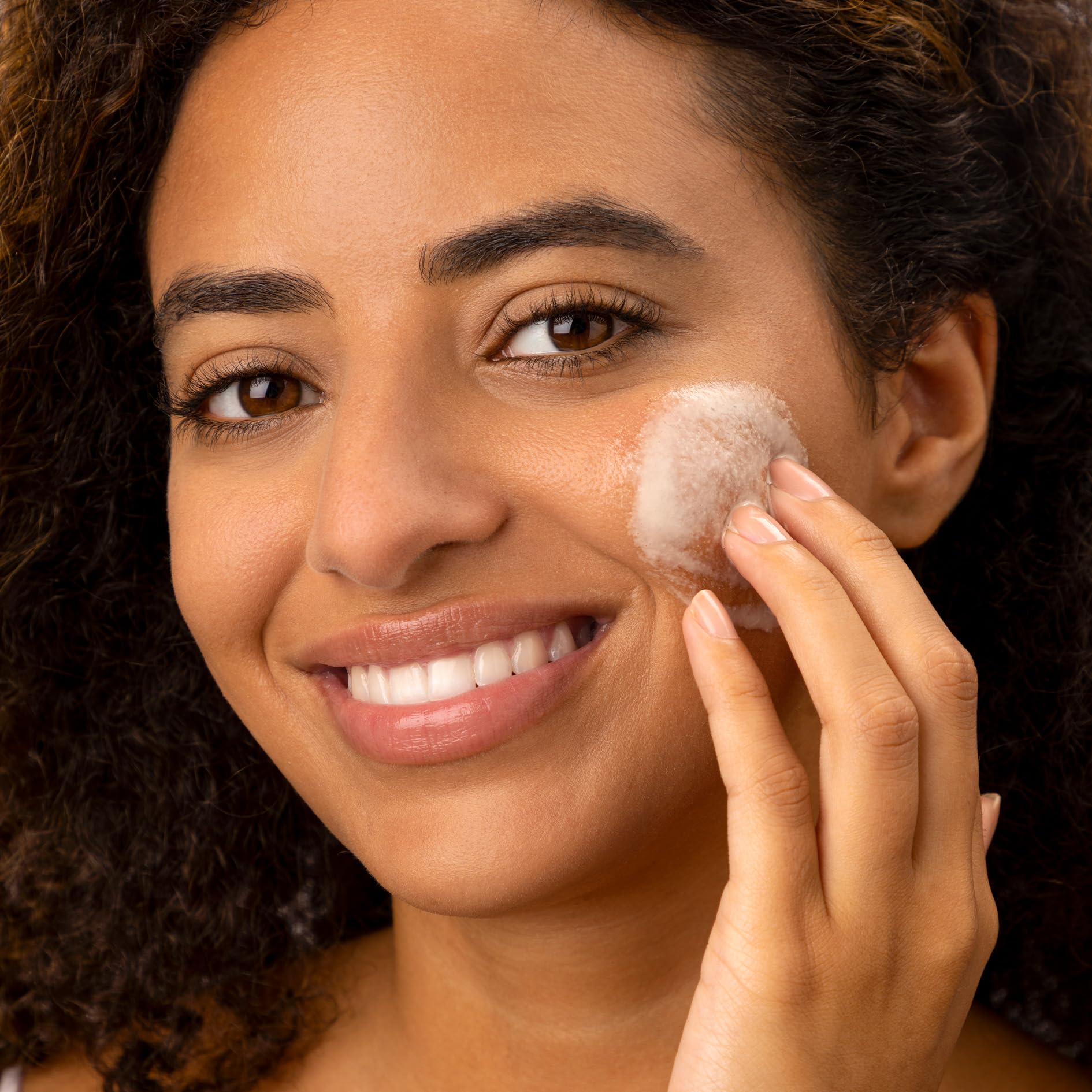 Soft foam of Medik8 Surface Radiance Cleanse suitable for sensitive skin without drying
