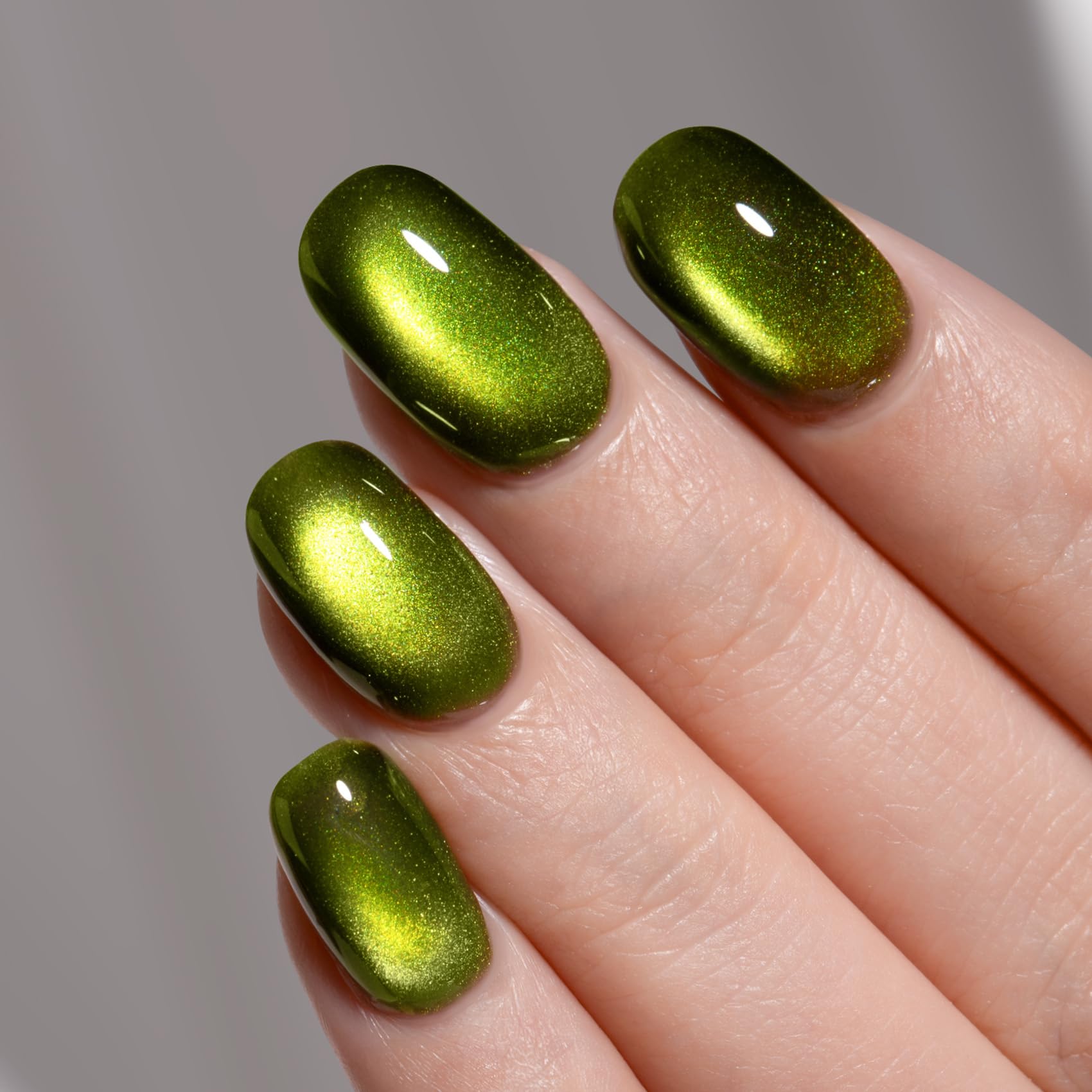 MEGIOR Aurora Green Cat Eye Magnet Effect showcases shifting shimmer with magnet use.