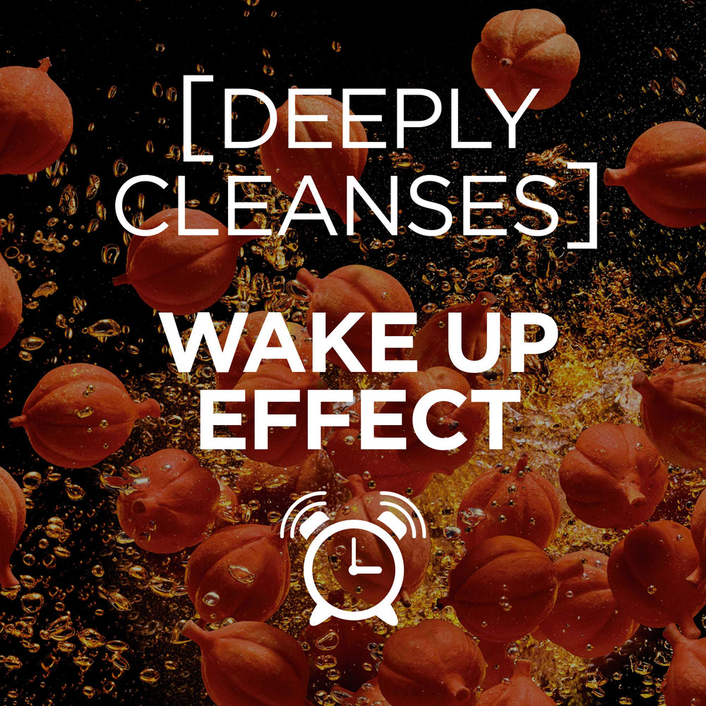 MEN EXPERT Wake-up foam lather cleanses pores while keeping skin comfortable.