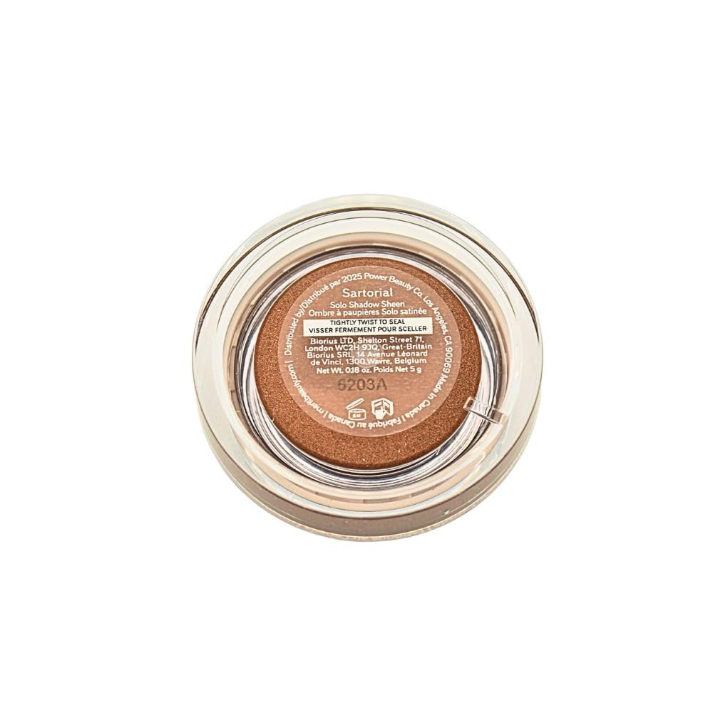 Merit Solo Shadow Eyeshadow Sartorial Bronze on eye demonstrates crease-free wear.