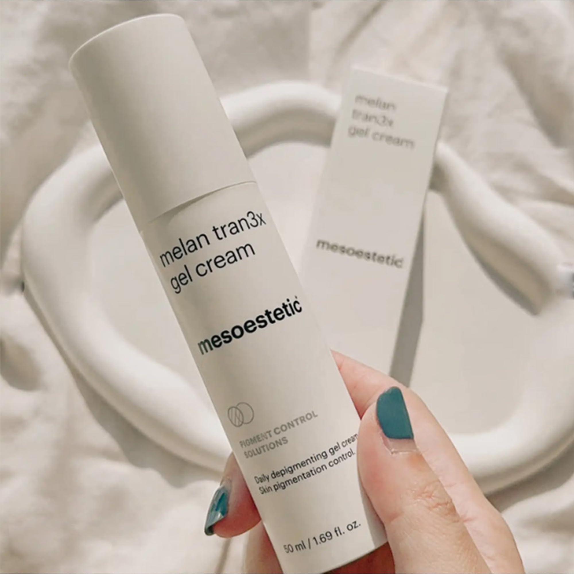 Application routine scene with Melan Tran3X gel cream on skin