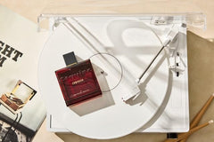 Composer Esquire base notes with vanilla absolute, ambroxan, and sandalwood for lasting softness.