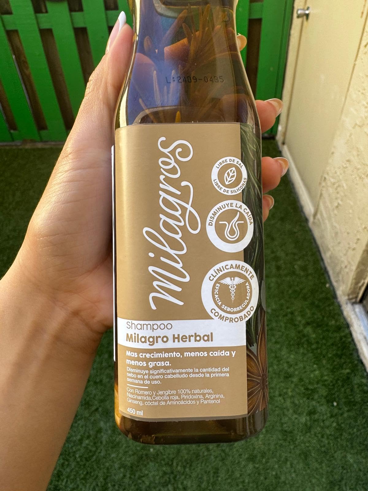 MILAGROS Rosemary Shampoo model showcases vibrant, healthy-looking hair.