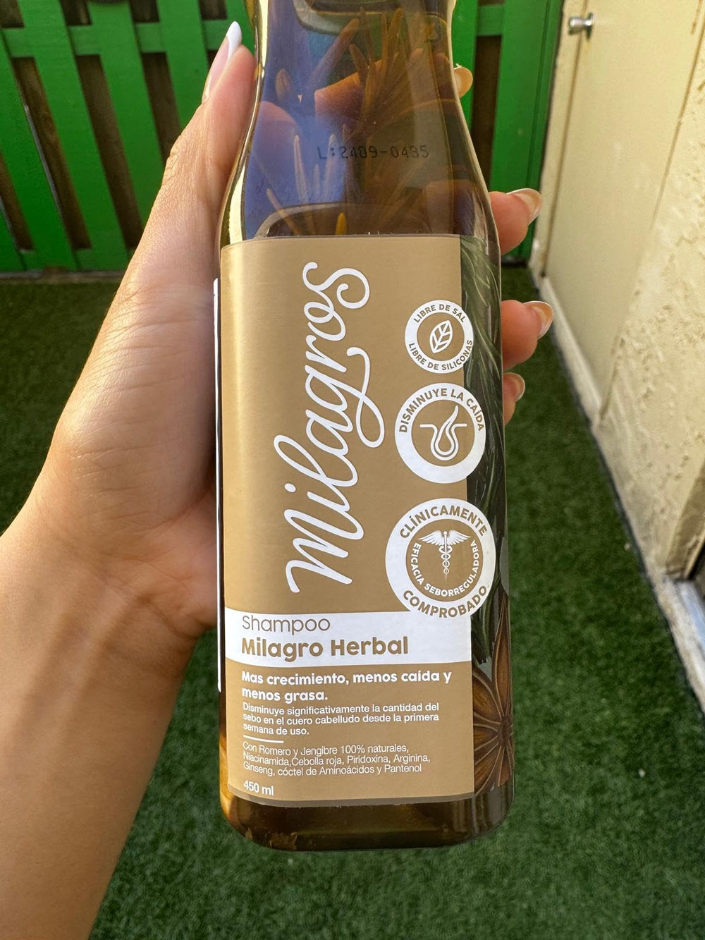 MILAGROS Rosemary Shampoo model showcases vibrant, healthy-looking hair.