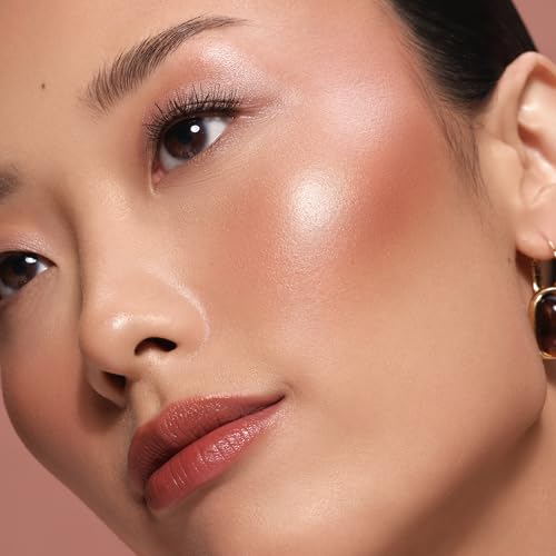 Milani Dolce Perla buildable glow for Day to Night looks.