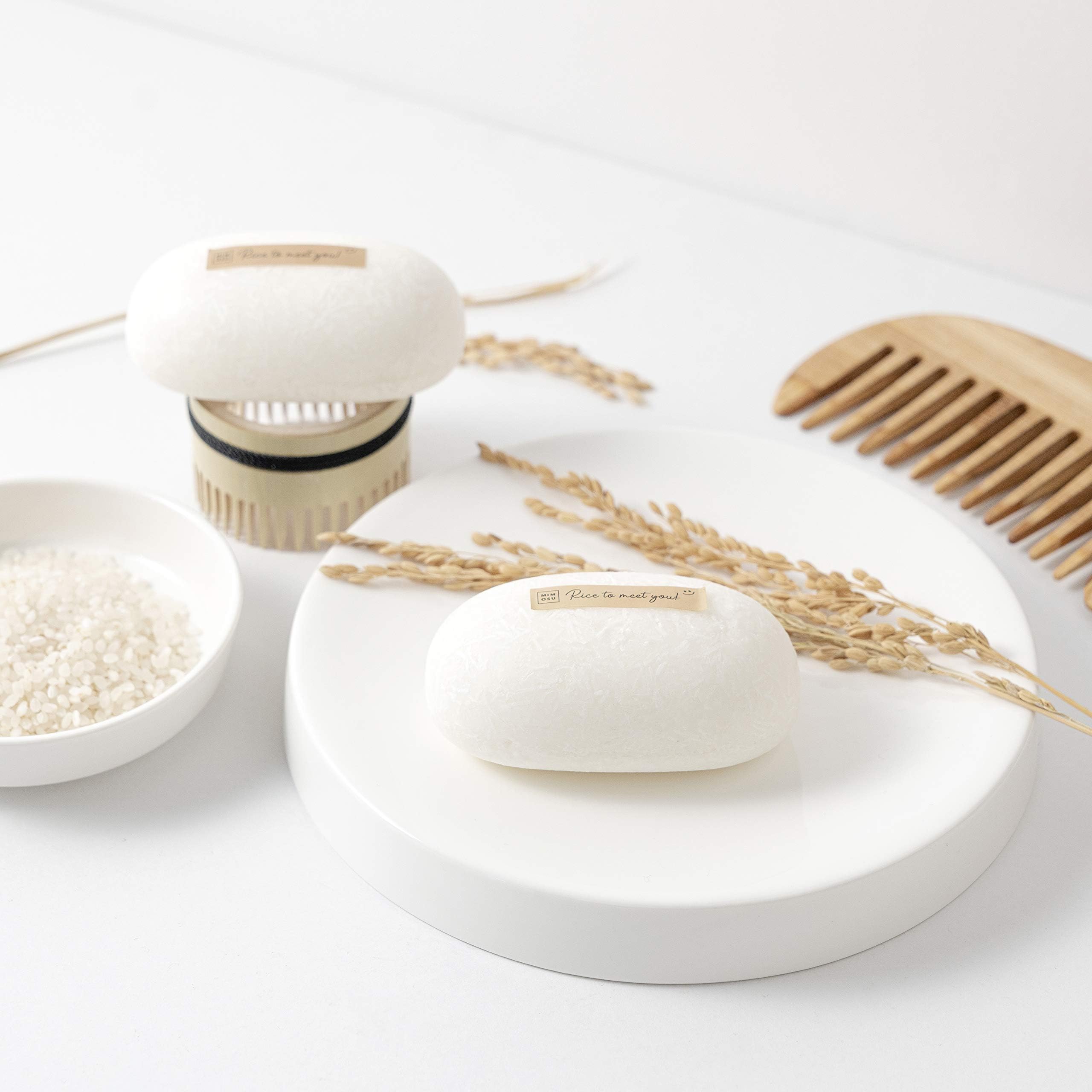 mimosu easy grip oval shampoo bar illustrating ergonomic design for use