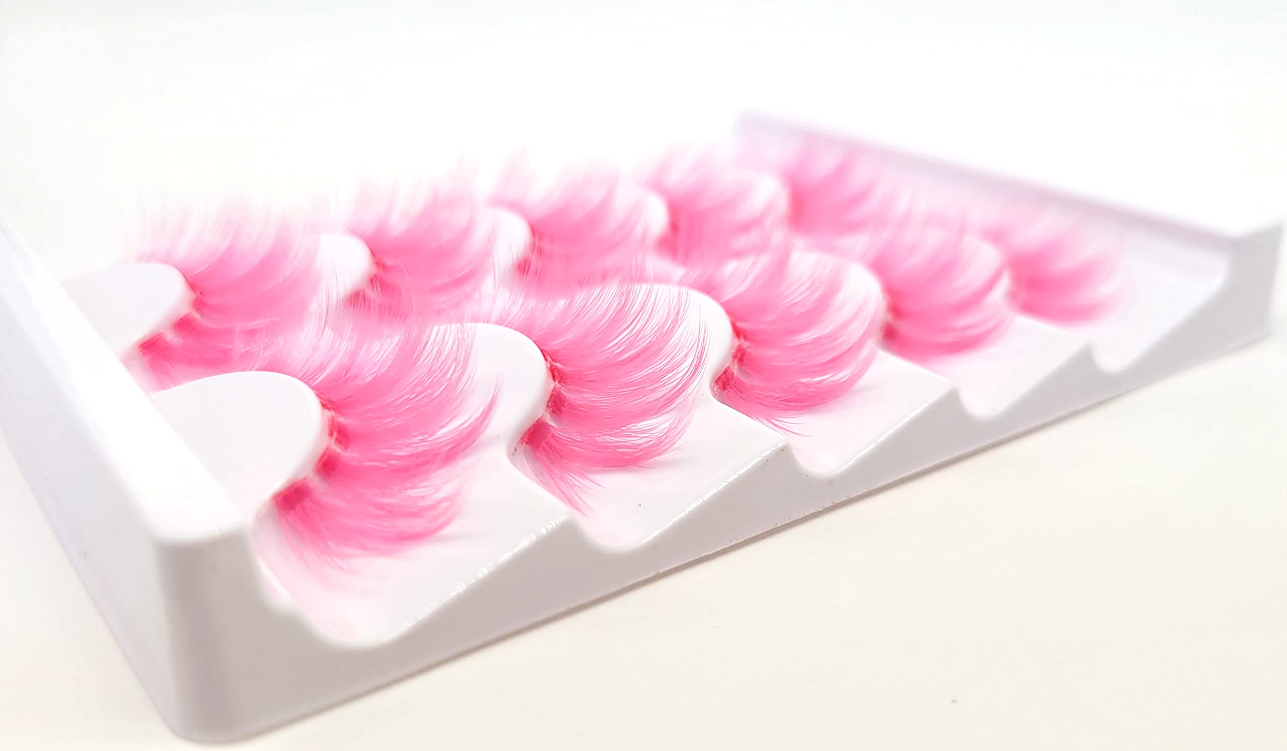 MISSLADY clear band lashes demonstrate easy application and secure fit.