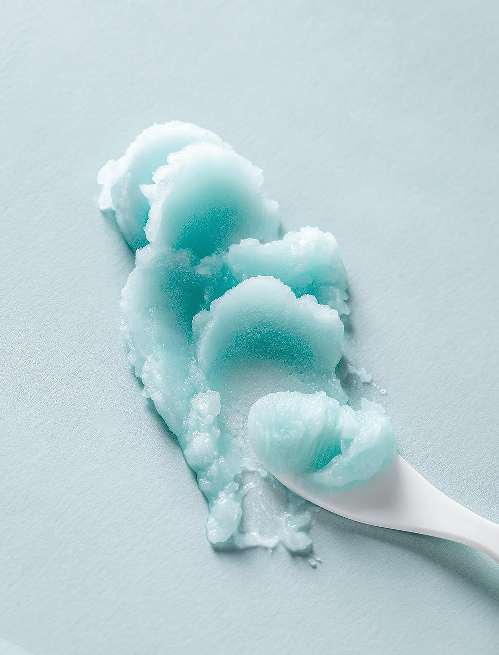 Ingredient focus illustrates centella and HA for soothing hydration.