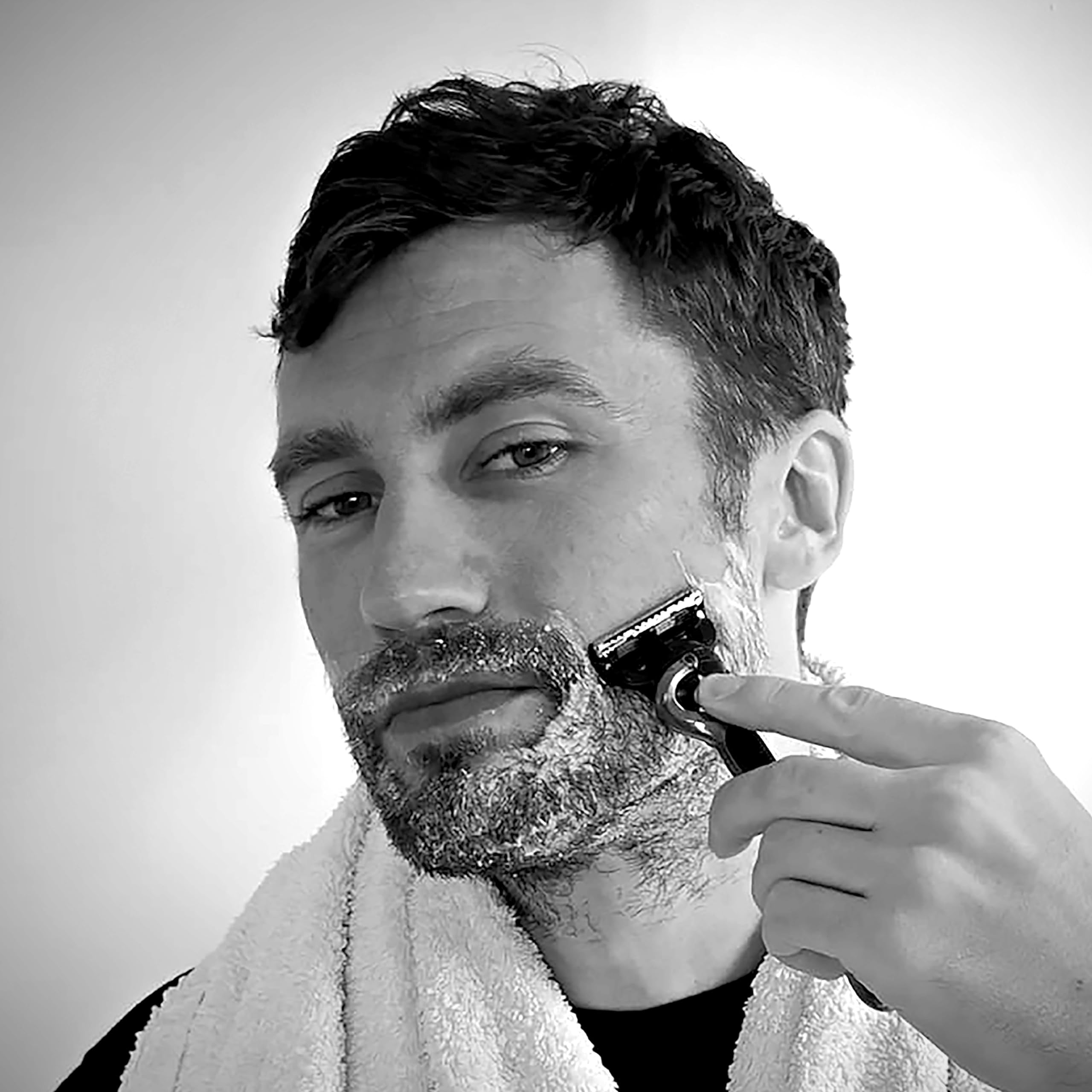 Mo' Handsome glycerin barrier forms gentle protection during shaving.
