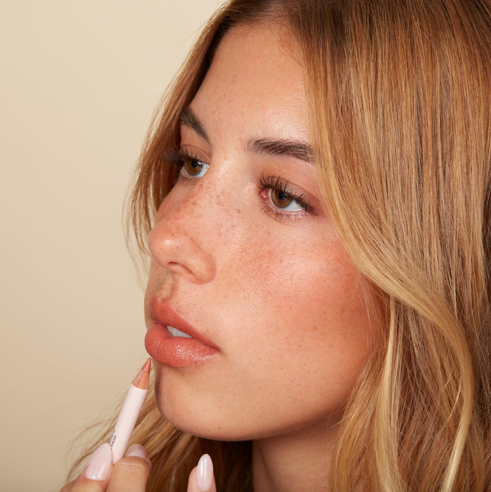 Monika Blunder Beauty Hot Line Lip Liner Davy with lipstick scene for versatile looks.
