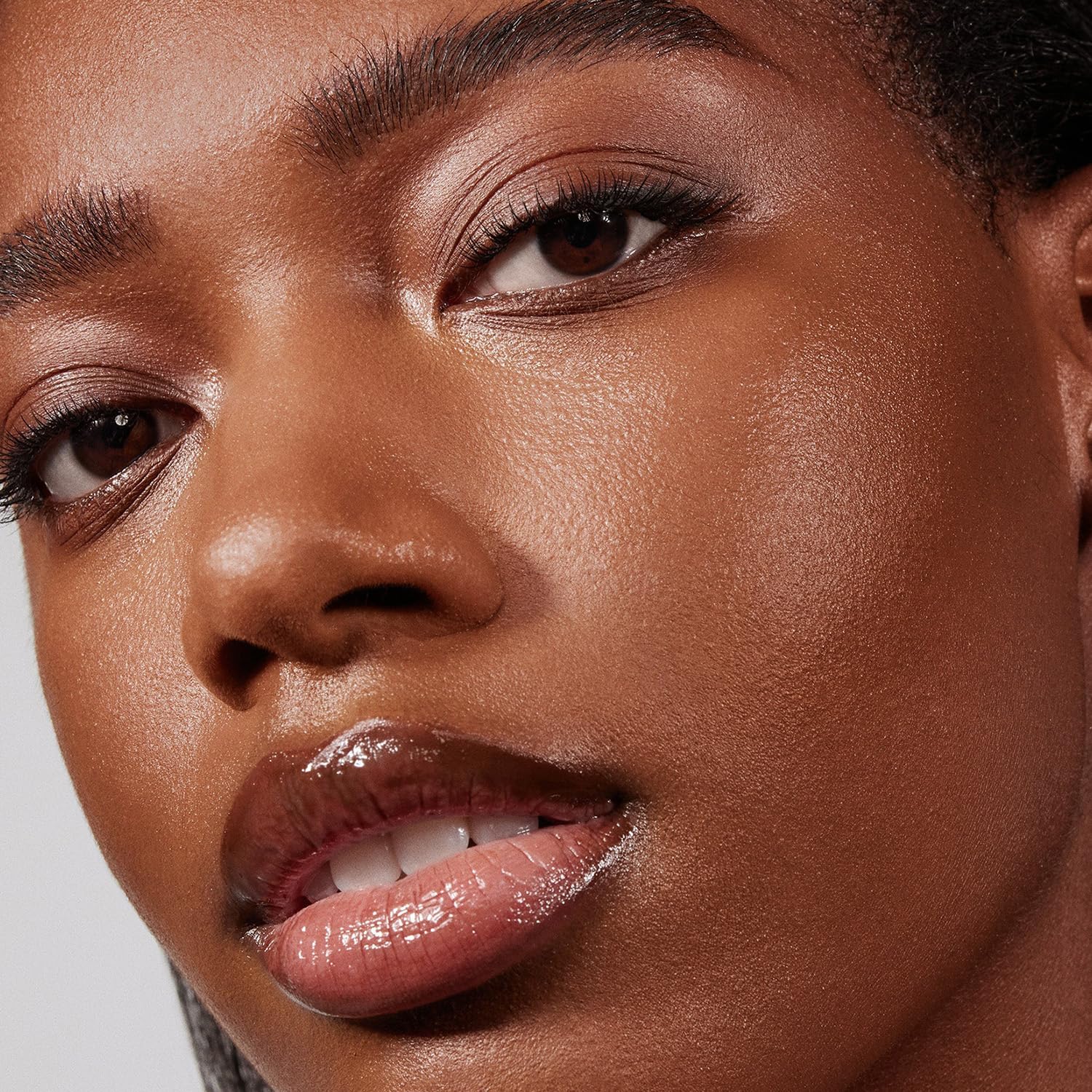 Morphe Lightform pump-action foundation illustrates easy dispensing for quick daily applications.