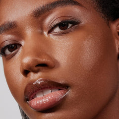 Morphe Lightform pump-action foundation illustrates easy dispensing for quick daily applications.