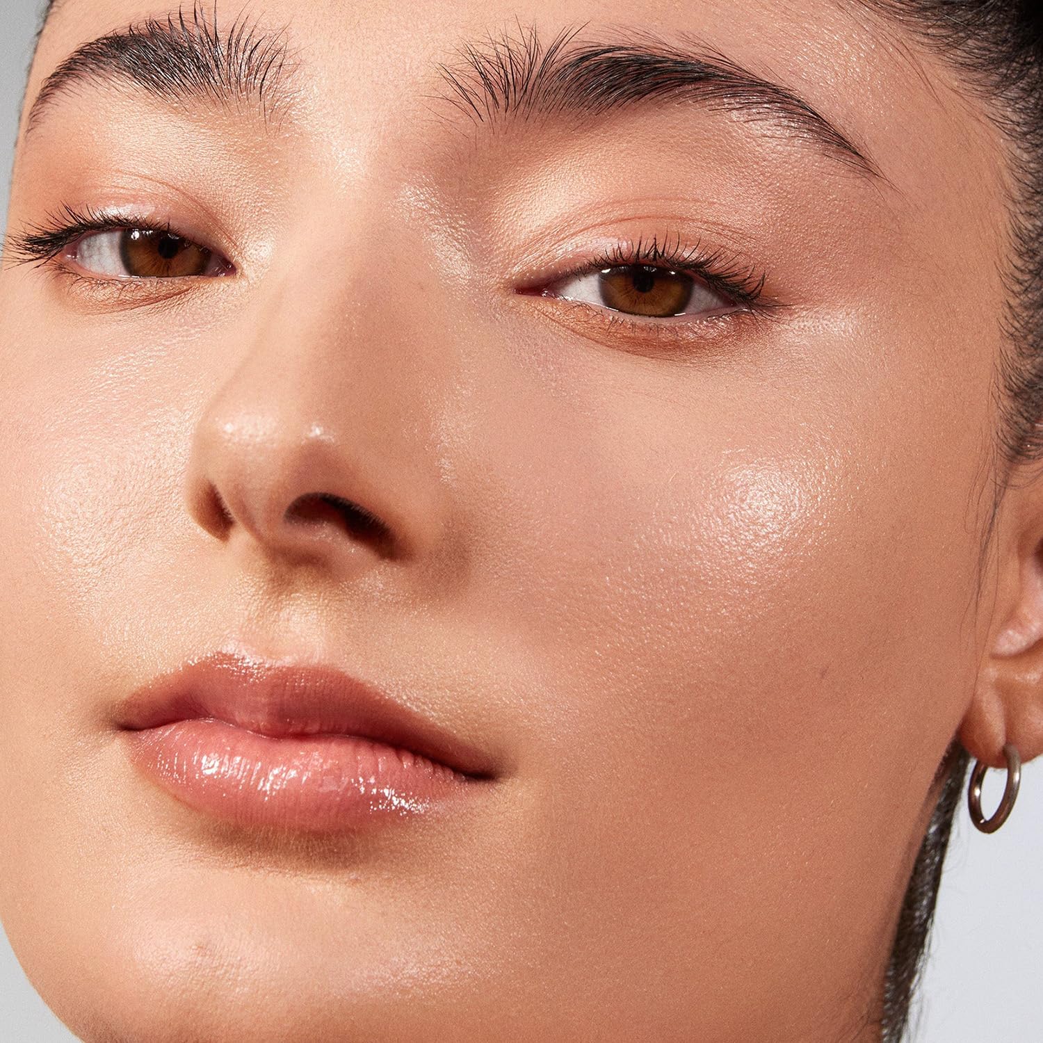 Morphe Lightform dual-ended M101 brush image shows buildable coverage with natural blend.