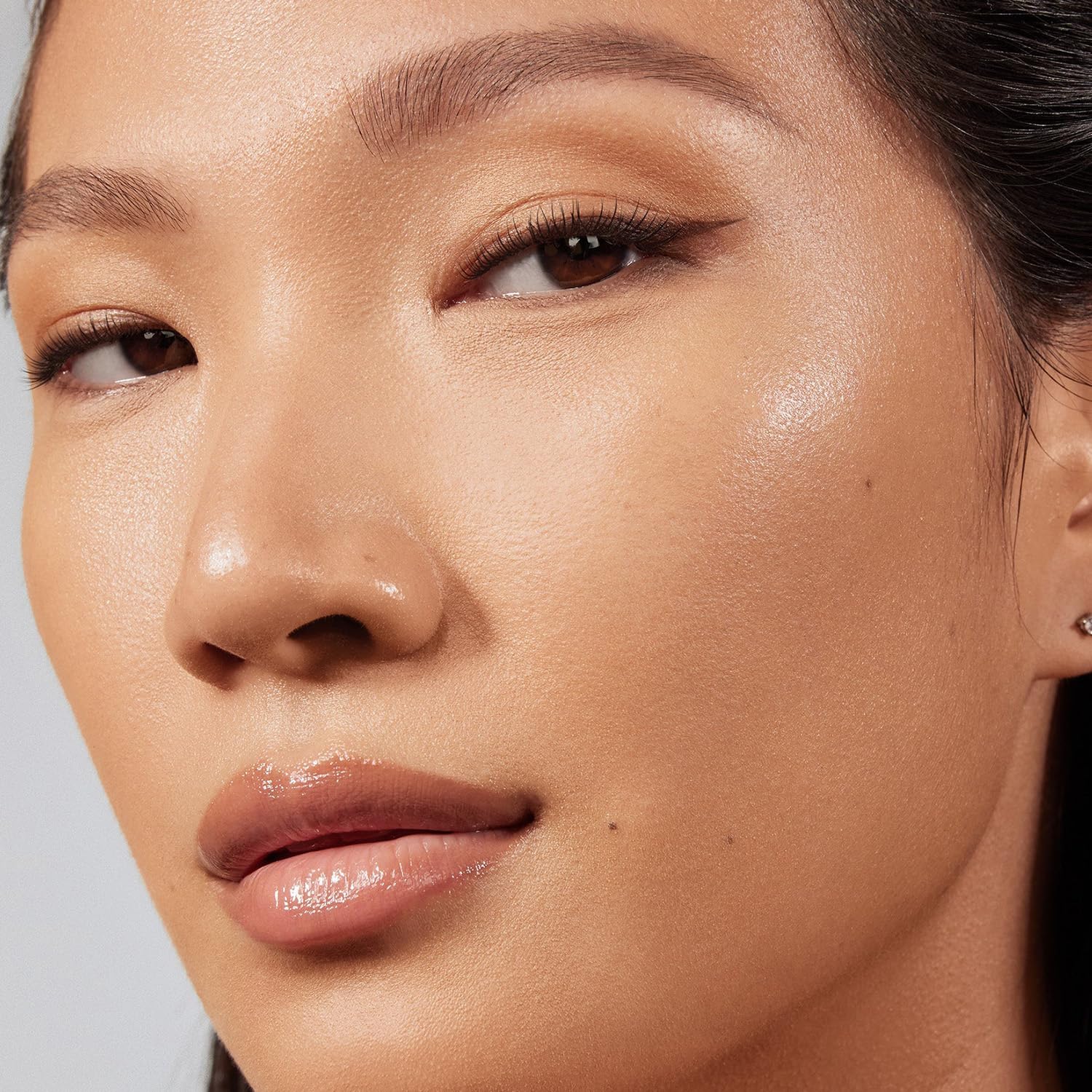 Morphe Lightform with M101 brush for natural finish application.