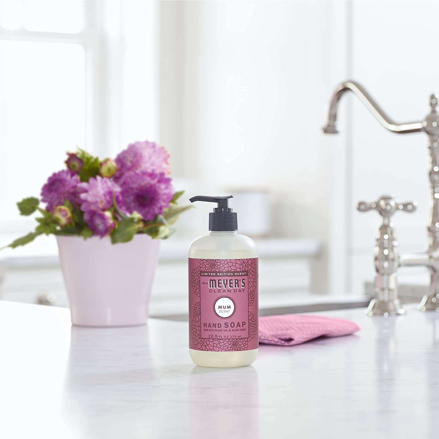 Mum label close-up shows cruelty-free, paraben-free formulation.