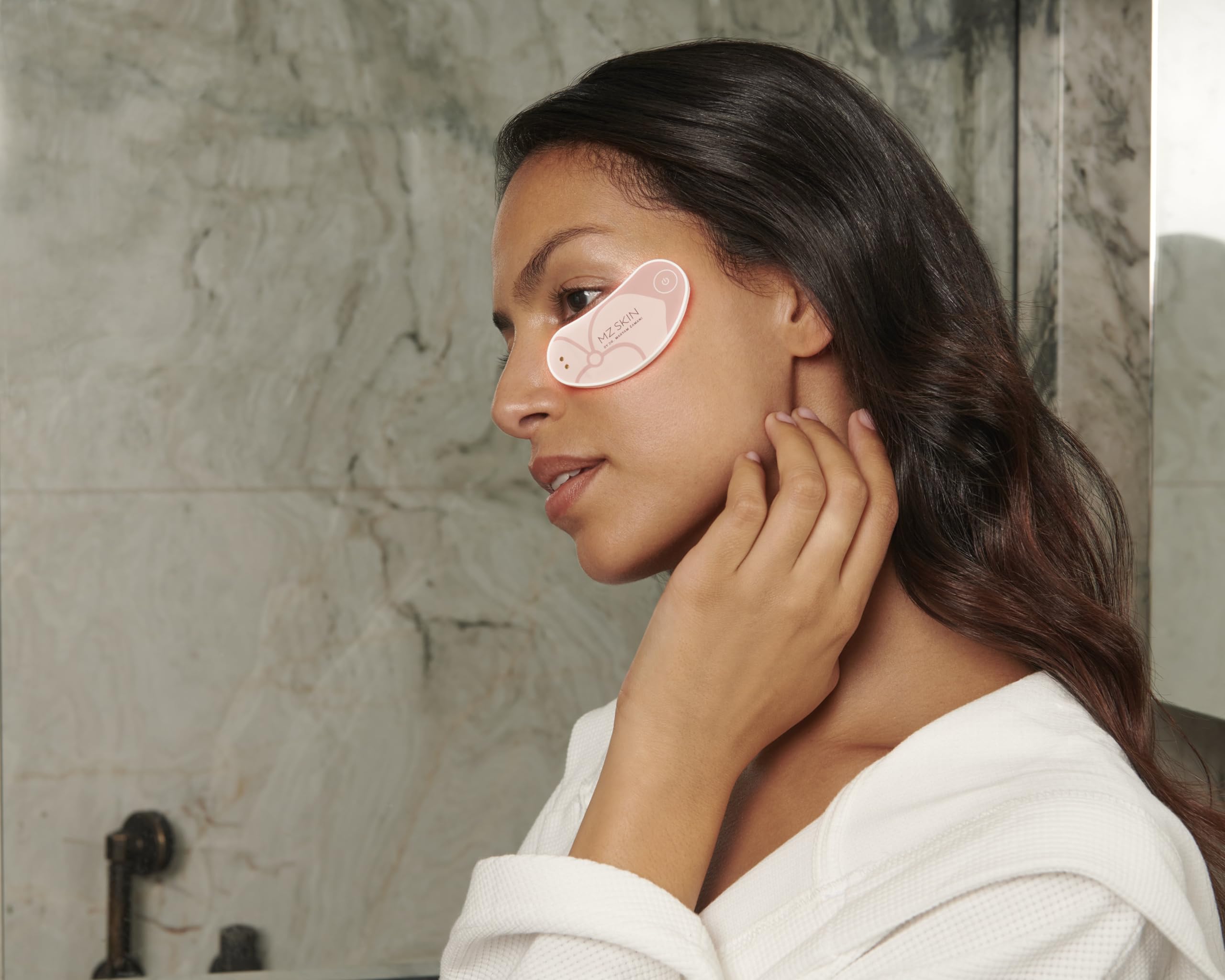 MZ SKIN LightMAX MiniPro Eyeconic LED patch brightening the under-eye area with red light