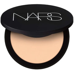 NARS Soft Matte Advanced Perfecting Powder compact delivers a velvety matte finish for all-day wear