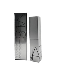 NARS texture soyeuse sur les lèvres et fini léger pour un rendu discret