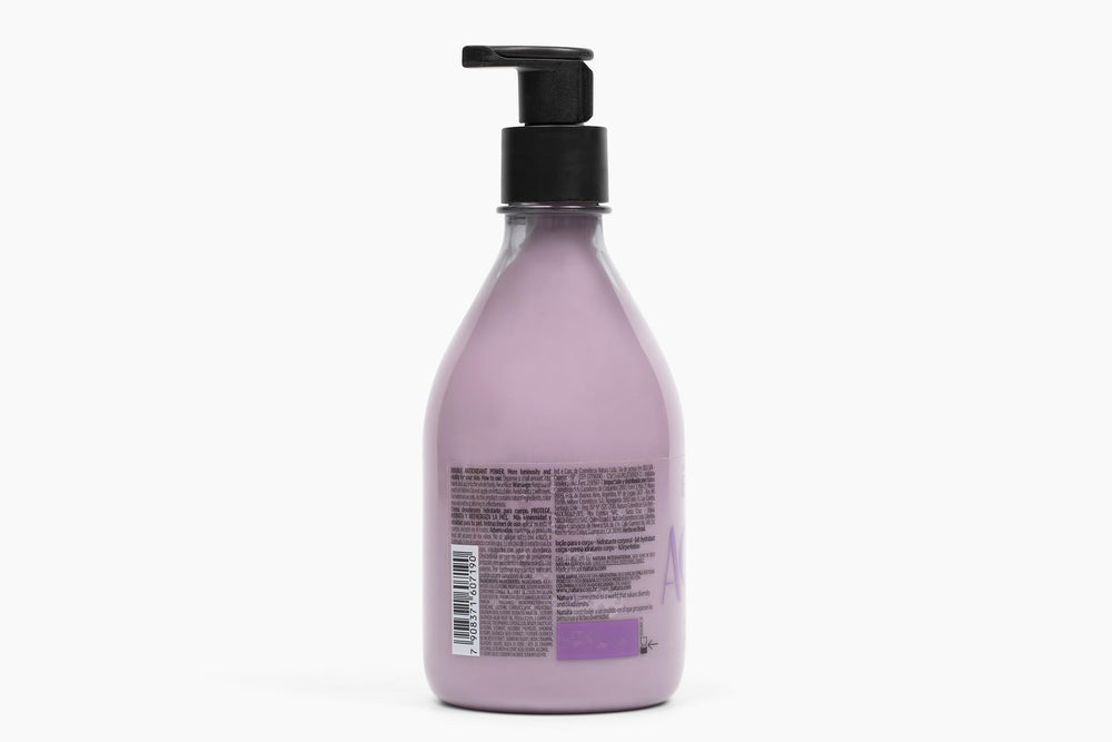 Natura Açaí Body Lotion application scene demonstrates easy, non-greasy daily use