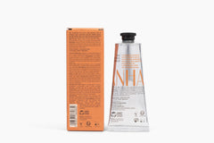 Natura Castanha cream texture close-up shows non-greasy absorption.