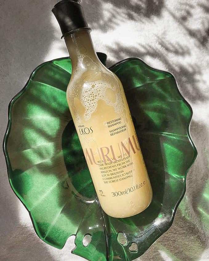 Vegan, sulfate-free Natura Ekos Murumuru shampoo for clean scalp care