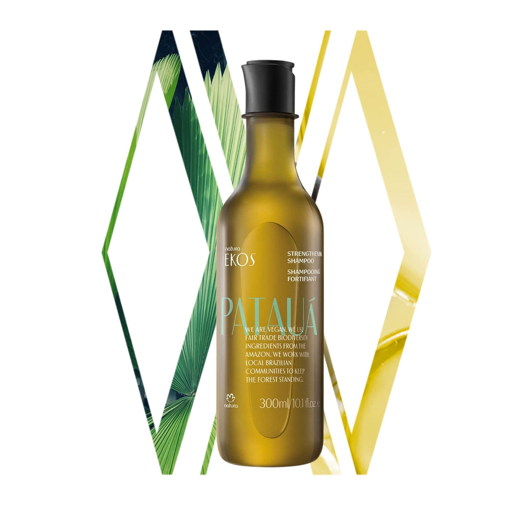 Natura Patauá Strengthening Shampoo Ekos bottle pour supports daily cleansing.