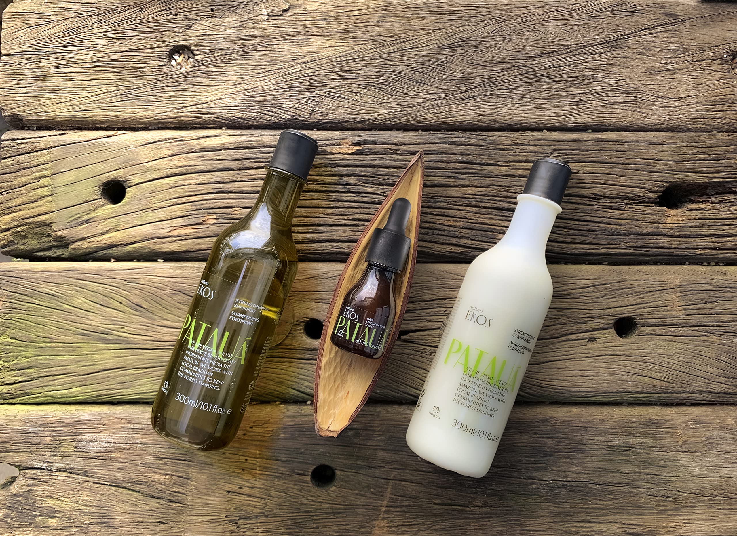 Natura Patauá Strengthening Shampoo Ekos applying on damp hair spreads evenly.